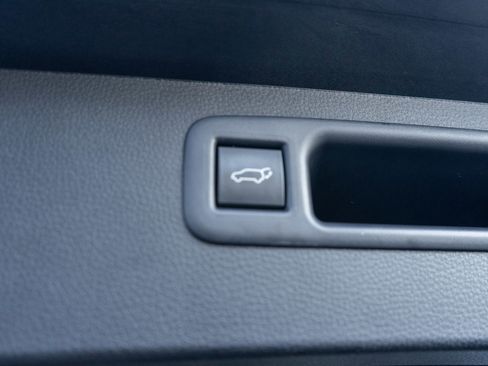 Used 2025 Toyota Highlander XLE image 10