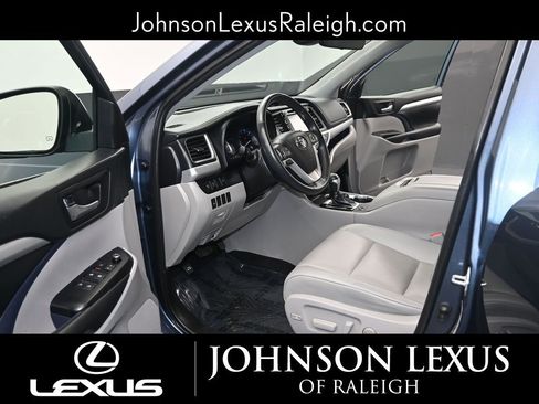 Used 2019 Toyota Highlander XLE image 13
