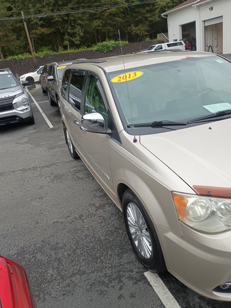 Used 2013 Chrysler Town & Country Touring-L w/ Premium Group FWD image 3