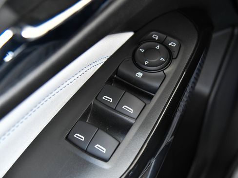 Used 2025 Chevrolet Trax LT FWD image 33