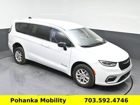 Used 2024 Chrysler Pacifica Touring-L image 17