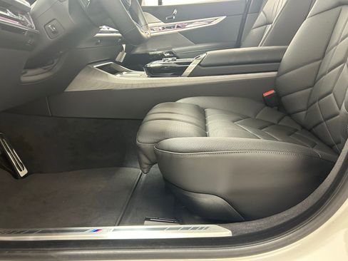 Used 2025 BMW 760i xDrive w/ Executive Package image 30
