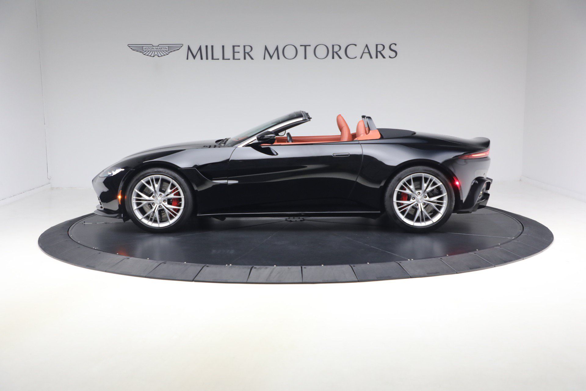 Used 2021 Aston Martin V8 Vantage Roadster RWD image 3