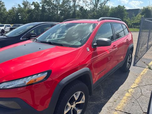 Used 2018 Jeep Cherokee Trailhawk w/ Comfort/Convenience Group AWD/4WD image 19