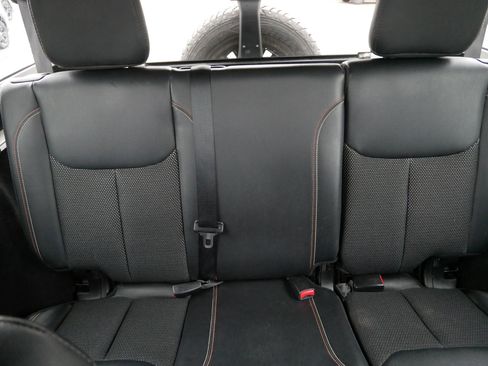 Used 2016 Jeep Wrangler Unlimited Sahara image 13