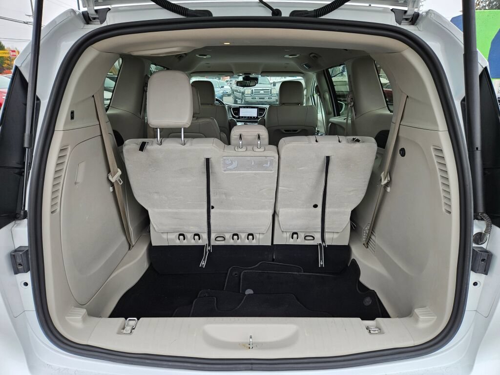 Used 2021 Chrysler Pacifica Touring-L FWD image 9