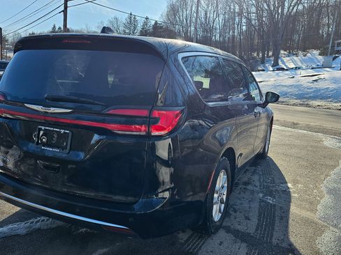 Used 2024 Chrysler Pacifica Touring-L image 15
