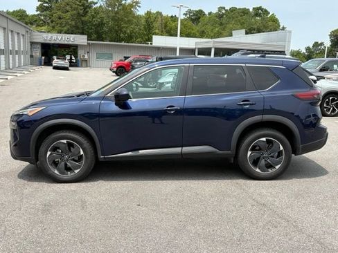 Used 2024 Nissan Rogue SV AWD/4WD image 2
