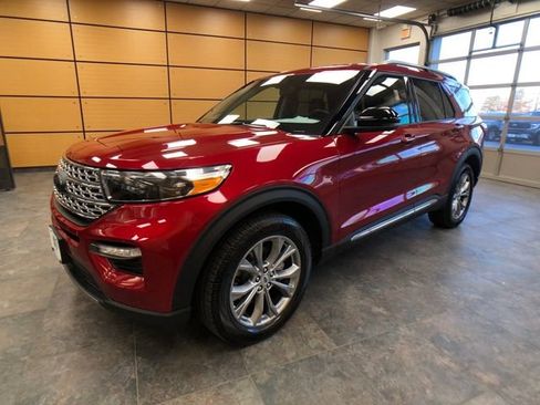 Certified 2022 Ford Explorer Limited w/ Equipment Group 301A image 3