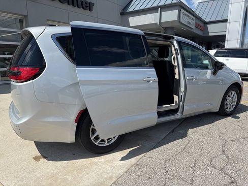 Used 2024 Chrysler Pacifica Touring-L FWD image 39