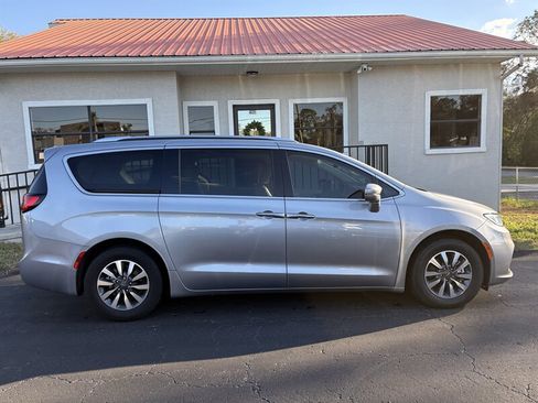 Used 2021 Chrysler Pacifica Touring-L image 4