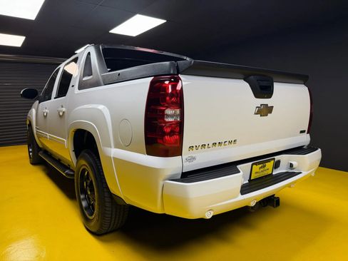 Used 2011 Chevrolet Avalanche LT w/ Suspension Package, Off-Road AWD/4WD image 4