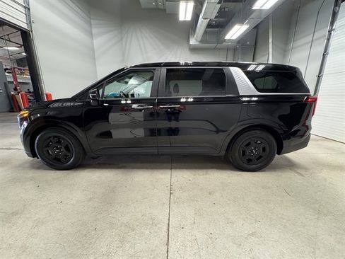 Used 2025 Kia Carnival image 4