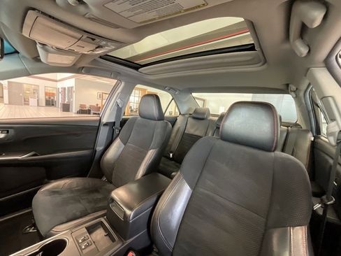 Used 2016 Toyota Camry XSE image 8