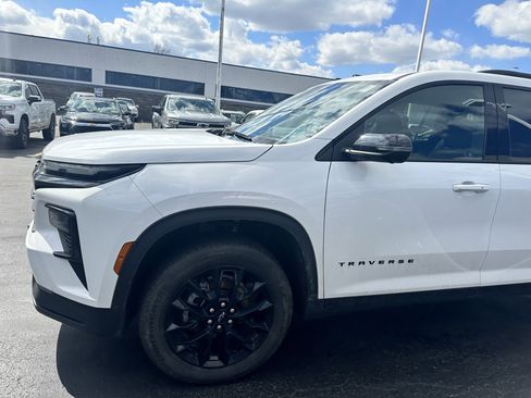 Used 2024 Chevrolet Traverse LT w/ Midnight/Sport Edition image 4