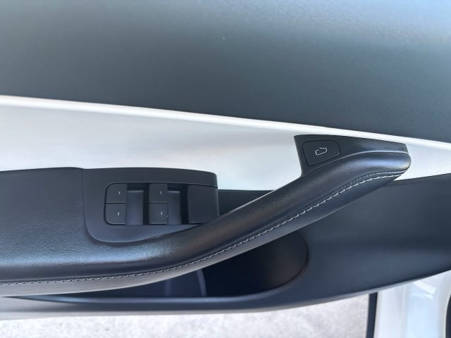 Used 2022 Tesla Model Y Long Range AWD/4WD image 11