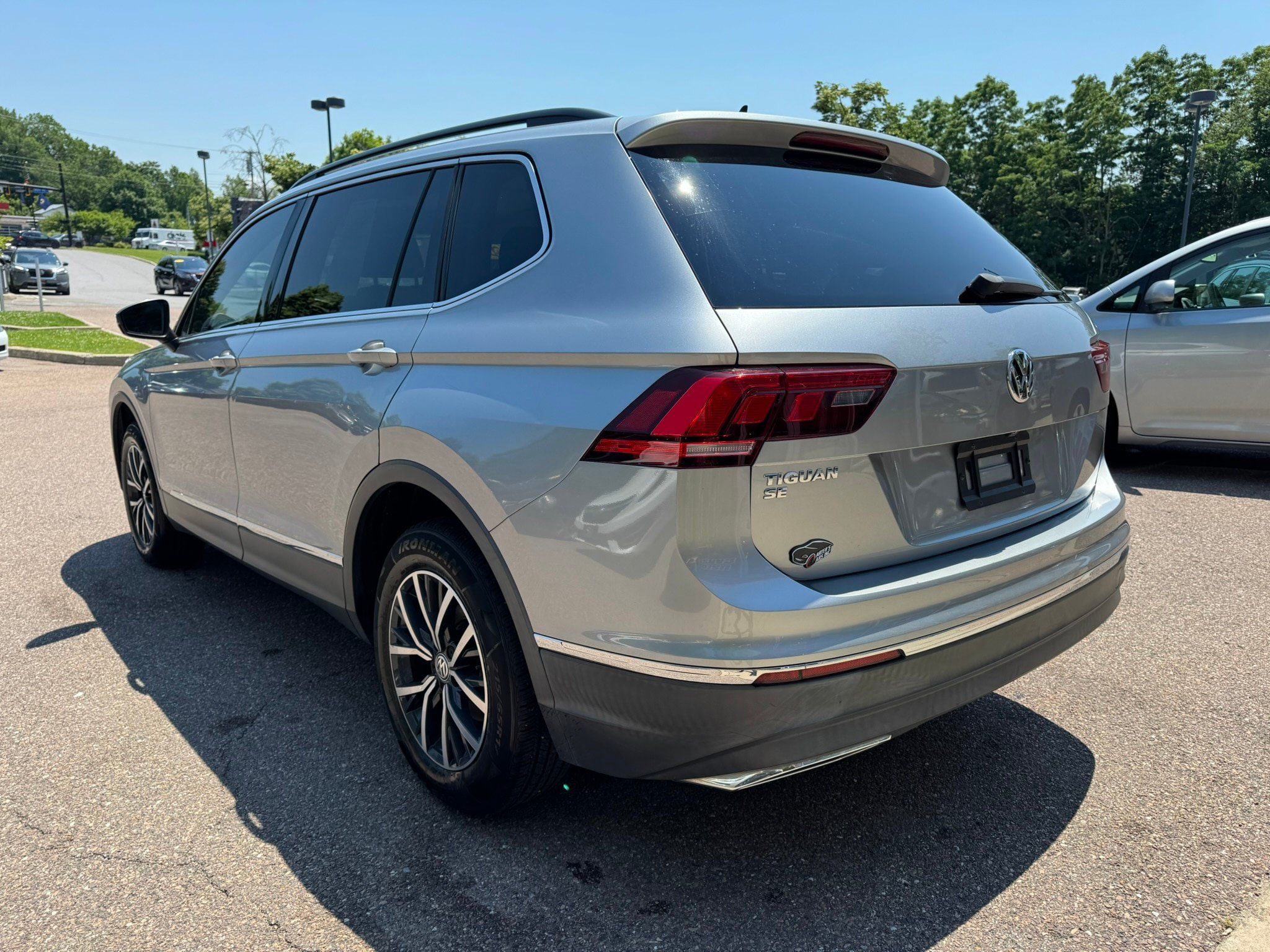 Used 2020 Volkswagen Tiguan SE w/ Panoramic Sunroof Package FWD image 4