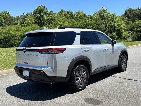Certified 2025 Nissan Pathfinder SV FWD image 9