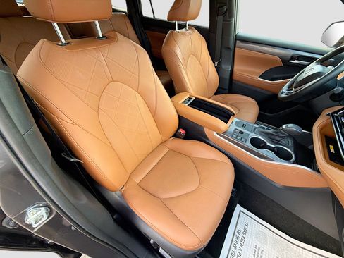 Used 2023 Toyota Highlander Platinum image 14