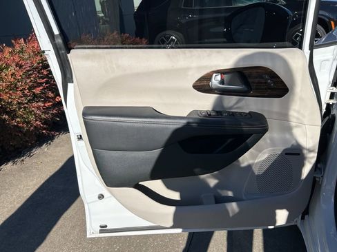 Used 2023 Chrysler Pacifica Limited w/ Uconnect Theater Family Group image 25
