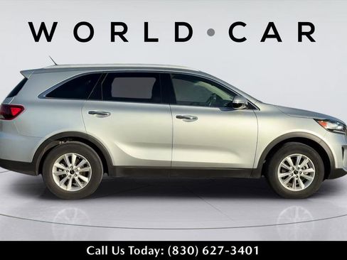 Used 2020 Kia Sorento LX w/ LX I4 Convenience Package image 2