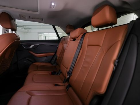 Used 2022 Audi Q8 Premium image 24