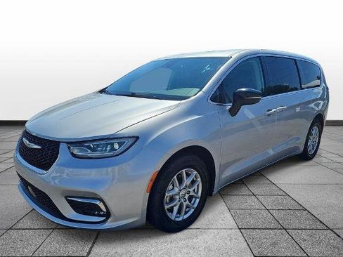 Used 2024 Chrysler Pacifica Touring-L FWD image 1