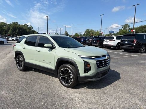 Used 2025 Chevrolet Equinox LT w/ Safety and Technology Package FWD image 4