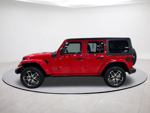 Used 2024 Jeep Wrangler Unlimited w/ Convenience Group AWD/4WD image 4