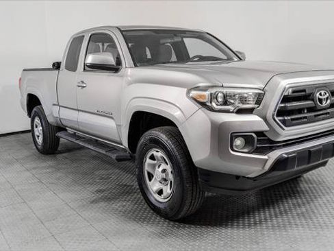 Used 2017 Toyota Tacoma SR5 RWD image 11