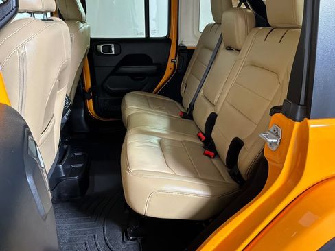 Used 2018 Jeep Wrangler Unlimited Sahara w/ Uconnect 4C Nav & Sound Group AWD/4WD image 17