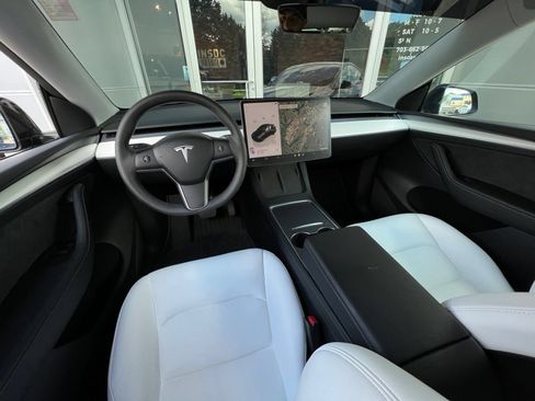 Used 2024 Tesla Model Y Long Range AWD/4WD image 18