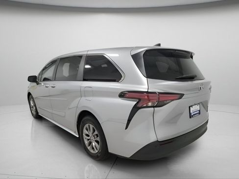 Used 2021 Toyota Sienna XLE FWD image 5