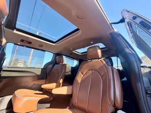 Used 2017 Chrysler Pacifica Limited w/ UConnect Theater Package image 12