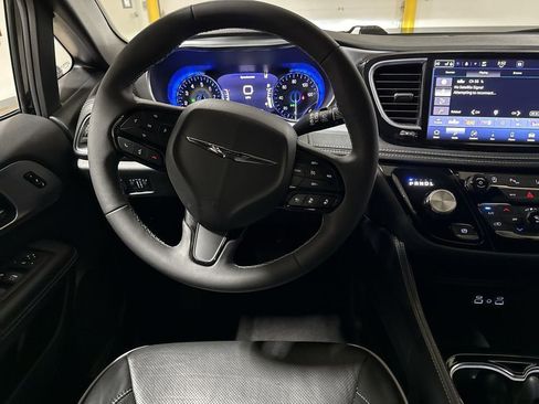 Used 2025 Chrysler Pacifica Limited FWD image 11