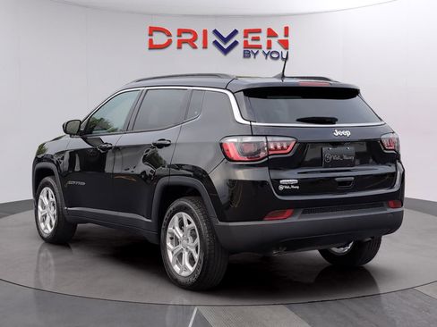 Used 2024 Jeep Compass Latitude image 3