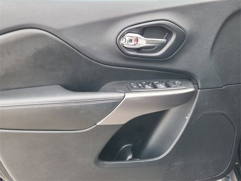 Used 2019 Jeep Cherokee Latitude Plus w/ Comfort/Convenience Group image 22