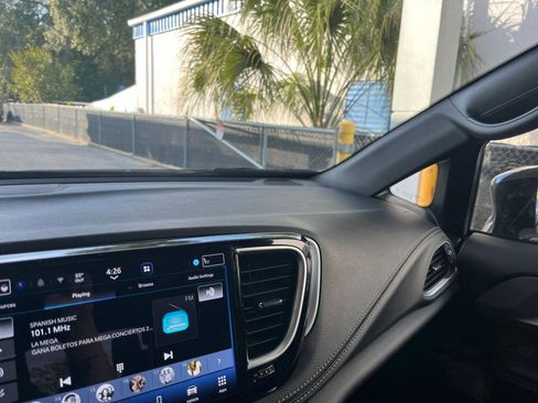 Used 2025 Chrysler Pacifica Limited image 41