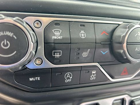 Used 2019 Jeep Wrangler Unlimited Sahara w/ Uconnect 4C Nav & Sound Group AWD/4WD image 30