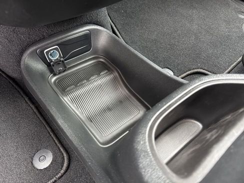 Used 2025 Chrysler Pacifica Select FWD image 30