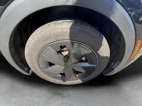 Used 2025 Toyota Prius LE FWD image 28
