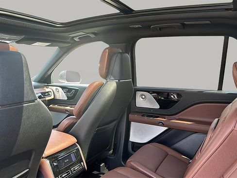 Used 2025 Lincoln Aviator Reserve w/ Equipment Group 201A image 16