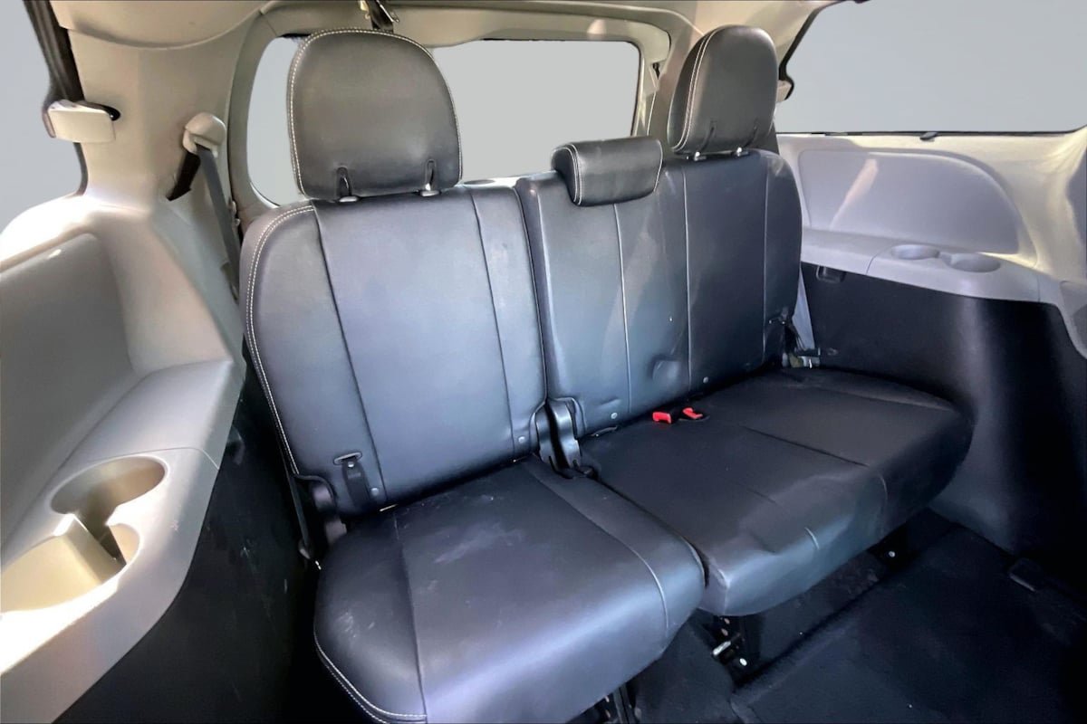 Used 2015 Toyota Sienna SE FWD image 28