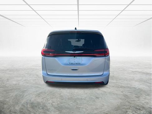 New 2026 Chrysler Pacifica Select image 5