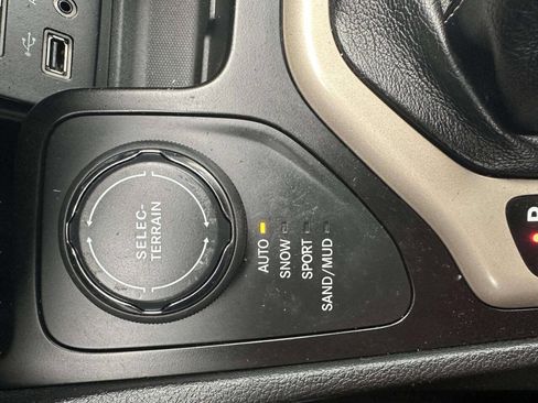 Used 2014 Jeep Cherokee Latitude w/ Comfort/Convenience Group image 34