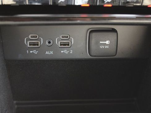 Used 2022 Jeep Grand Cherokee Limited image 9