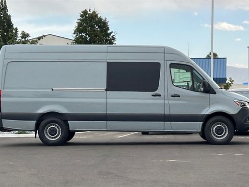 Used 2024 Mercedes-Benz Sprinter 2500 image 6