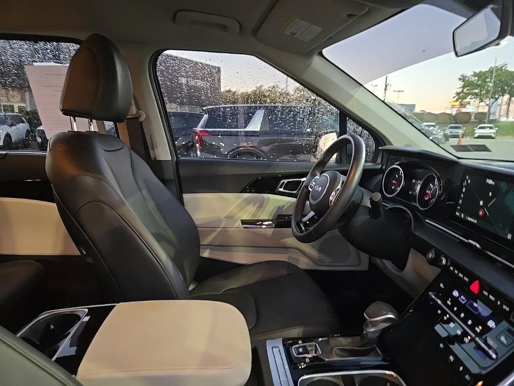 Certified 2024 Kia Carnival EX FWD image 38