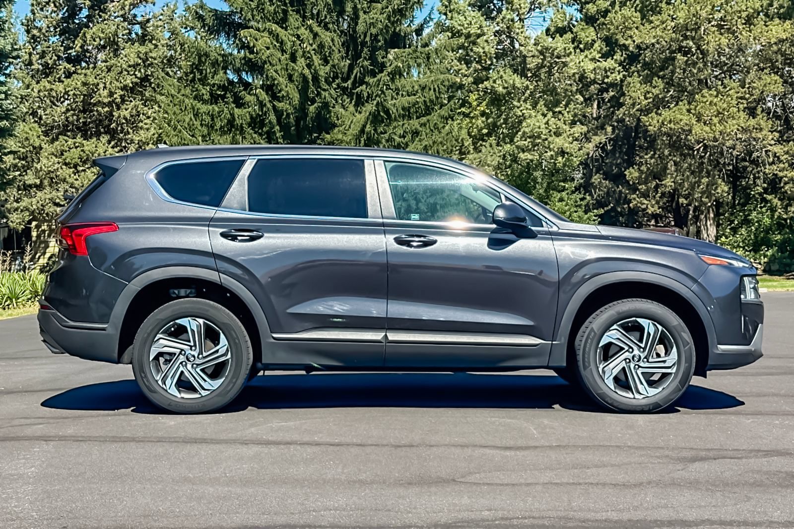 Used 2021 Hyundai Santa Fe SE w/ Cargo Package AWD/4WD image 3