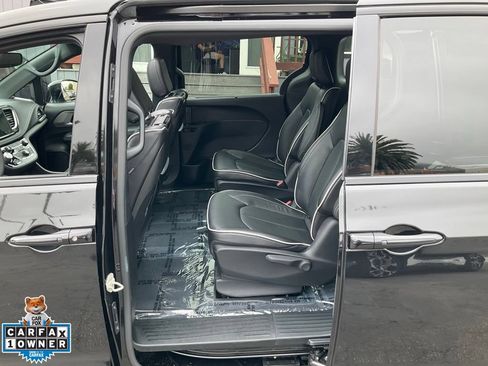 Used 2023 Chrysler Pacifica Limited w/ Uconnect Theater Family Group FWD image 7